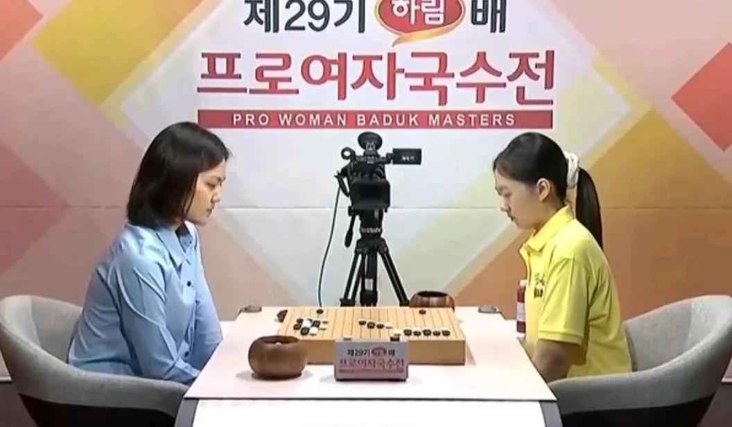 女子国手战~两弱淘汰两强成为佳话



韩国第29届女子围棋国手战16强战，仲邑