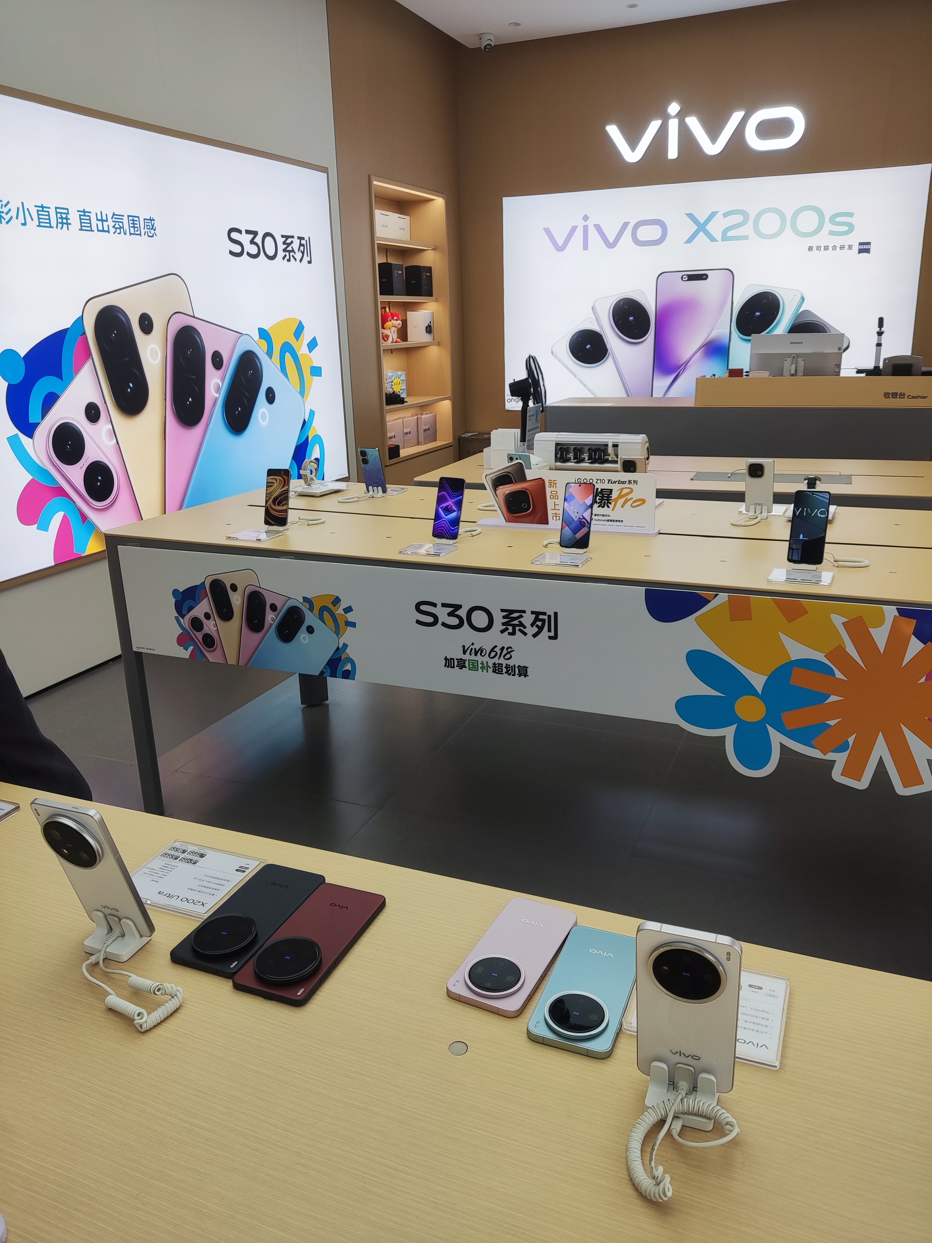 数码闲聊站[超话] vivo线下门店体验vivo S30系列!小直屏，颜色好看，