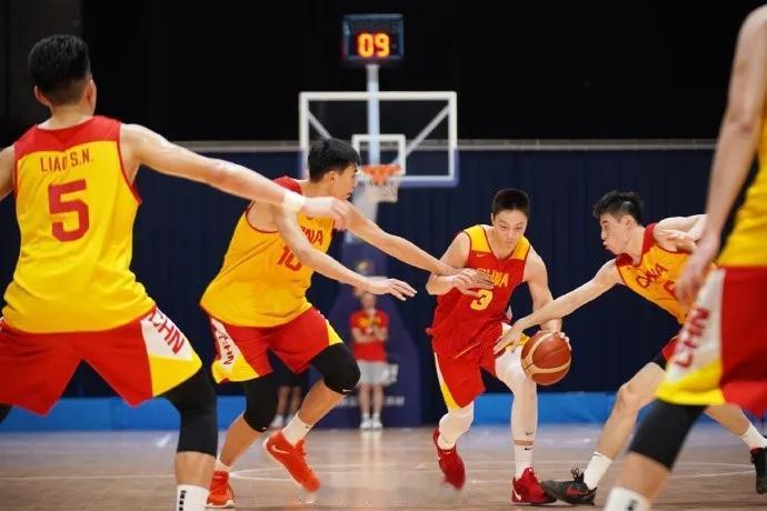 快下班了！中国男篮即将结束第二阶段集训，返回各自俱乐部
宫鲁鸣和郭士强在8月份“