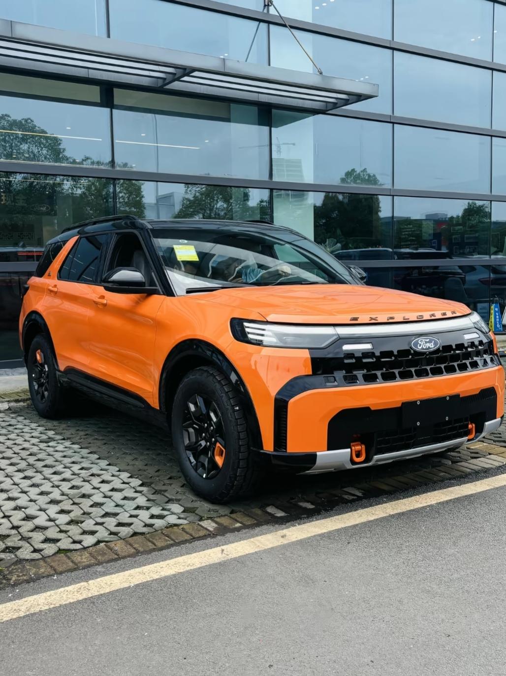 福特探险者是中大型六座燃油SUV，这次改款轴距加长解决第三排局促问题，2.3T提