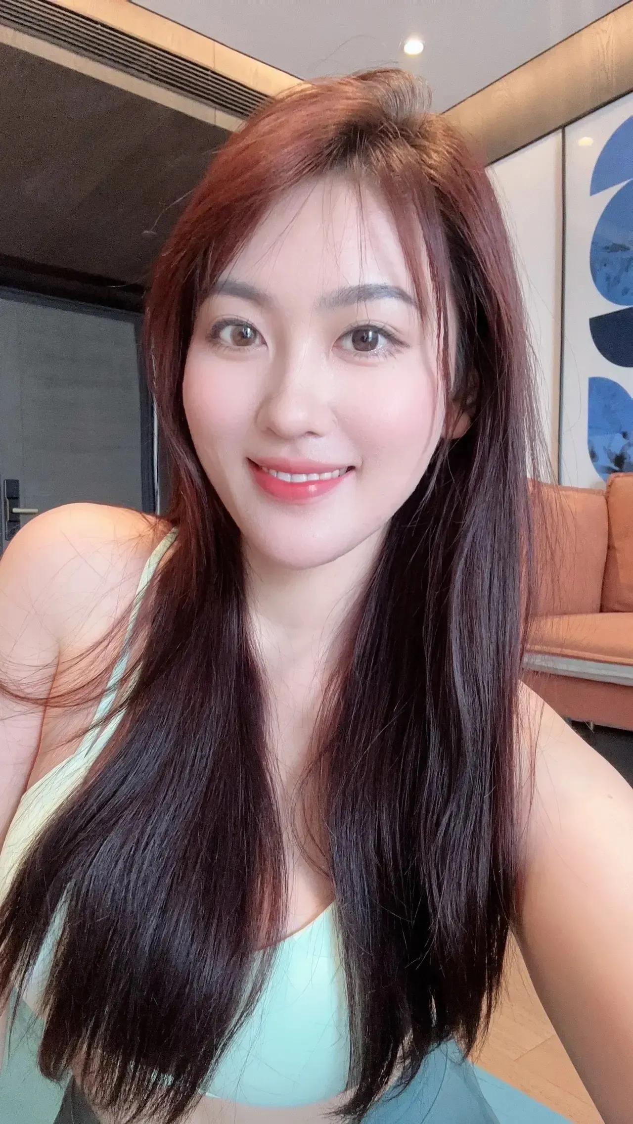 完全素颜，超美的清纯美女，完全生活照，家中和野外郊游自拍，美翻天，女性性征太完美