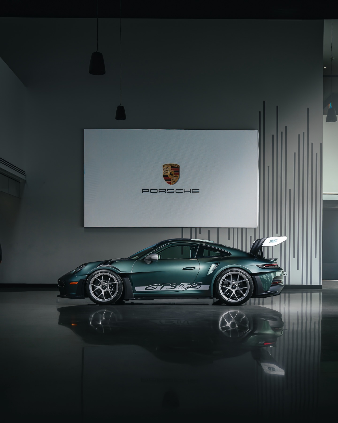 Car时尚  ✅ 绿色猛兽采用孔雀石绿车漆与龙舌兰绿内饰的绝美规格。..保时捷9