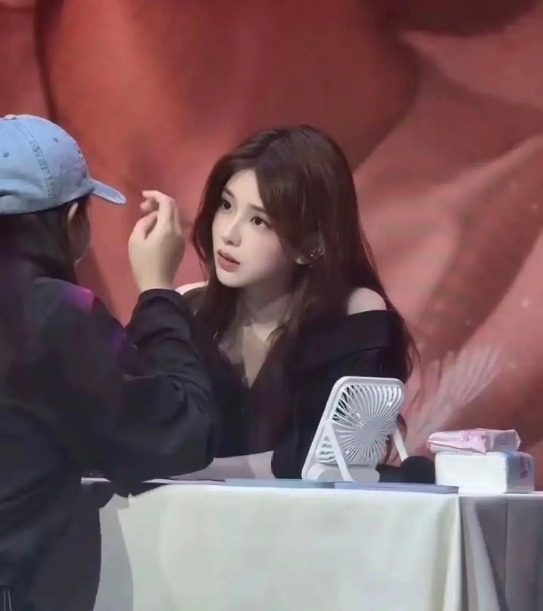 长这样不演戏真的太浪费了，这气质也太贴温以凡了。 