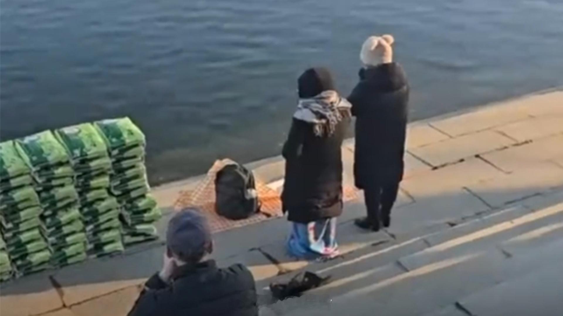 辽宁丹东有人疑在江边放生大米 其实他们不知道，人民币、黄金什么的本来也是野生的，