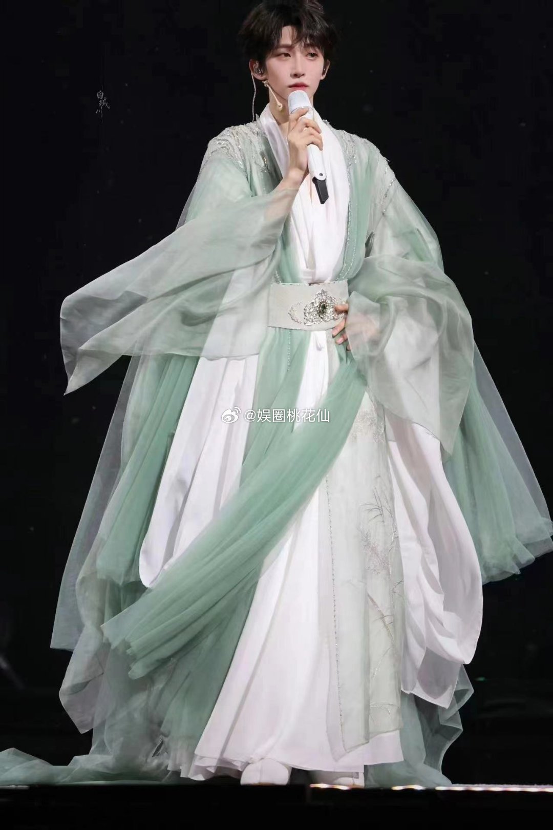#刘宇郑乃馨挑战苍兰诀#  汉服一圈好有那种感觉，看到刘宇居然演了苍兰诀的长珩仙