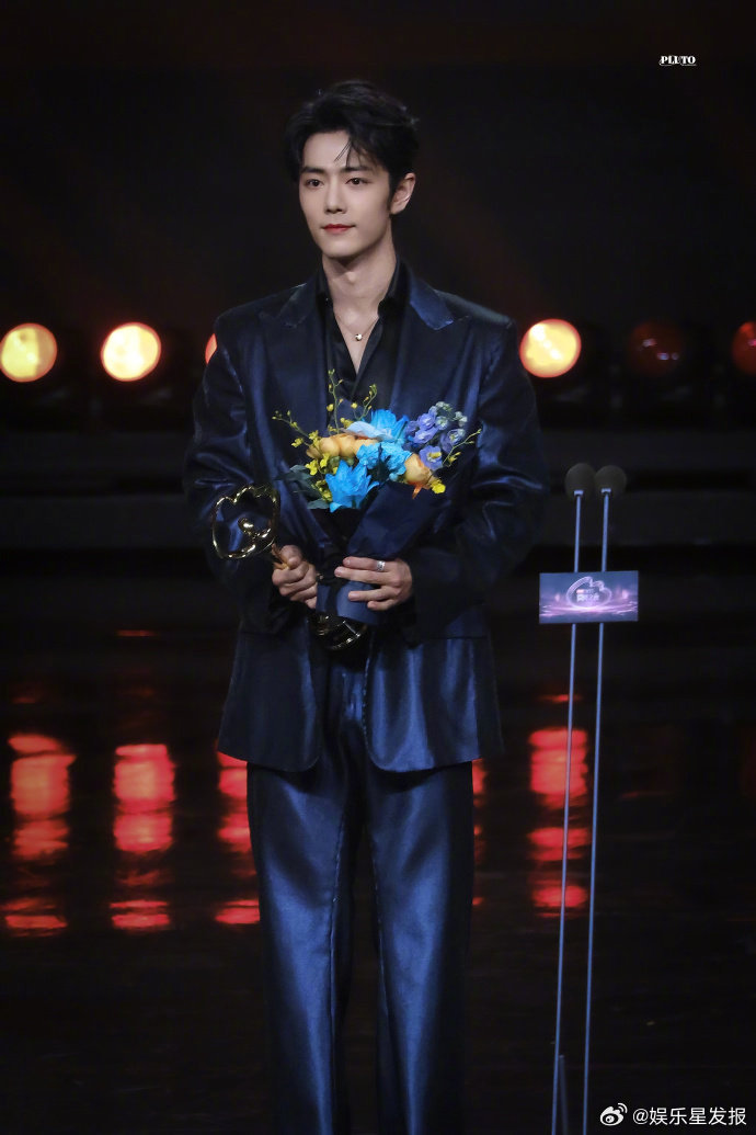 喵娲娲发了肖战未曝光照片 肖战西装亮片造型未曝光库存掉落！喵娲娲太懂粉丝了，生图