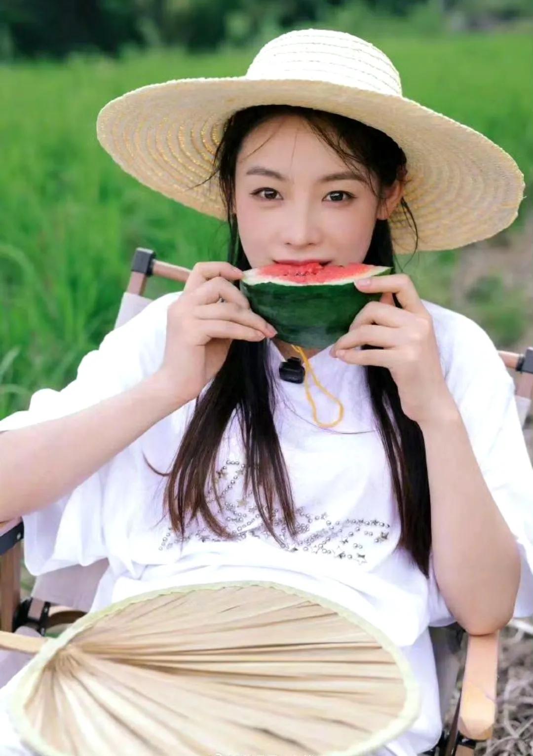 哈哈，看来老家的西瓜诱惑力太大啦！青年越剧陈丽君甚至是盼着摘瓜盼到失眠。
这个陈