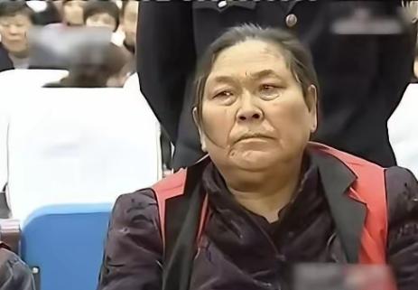 谁也想不到，一群本该在家安享晚年、含饴弄孙的六七十岁老太太，竟在一名女子的组织下