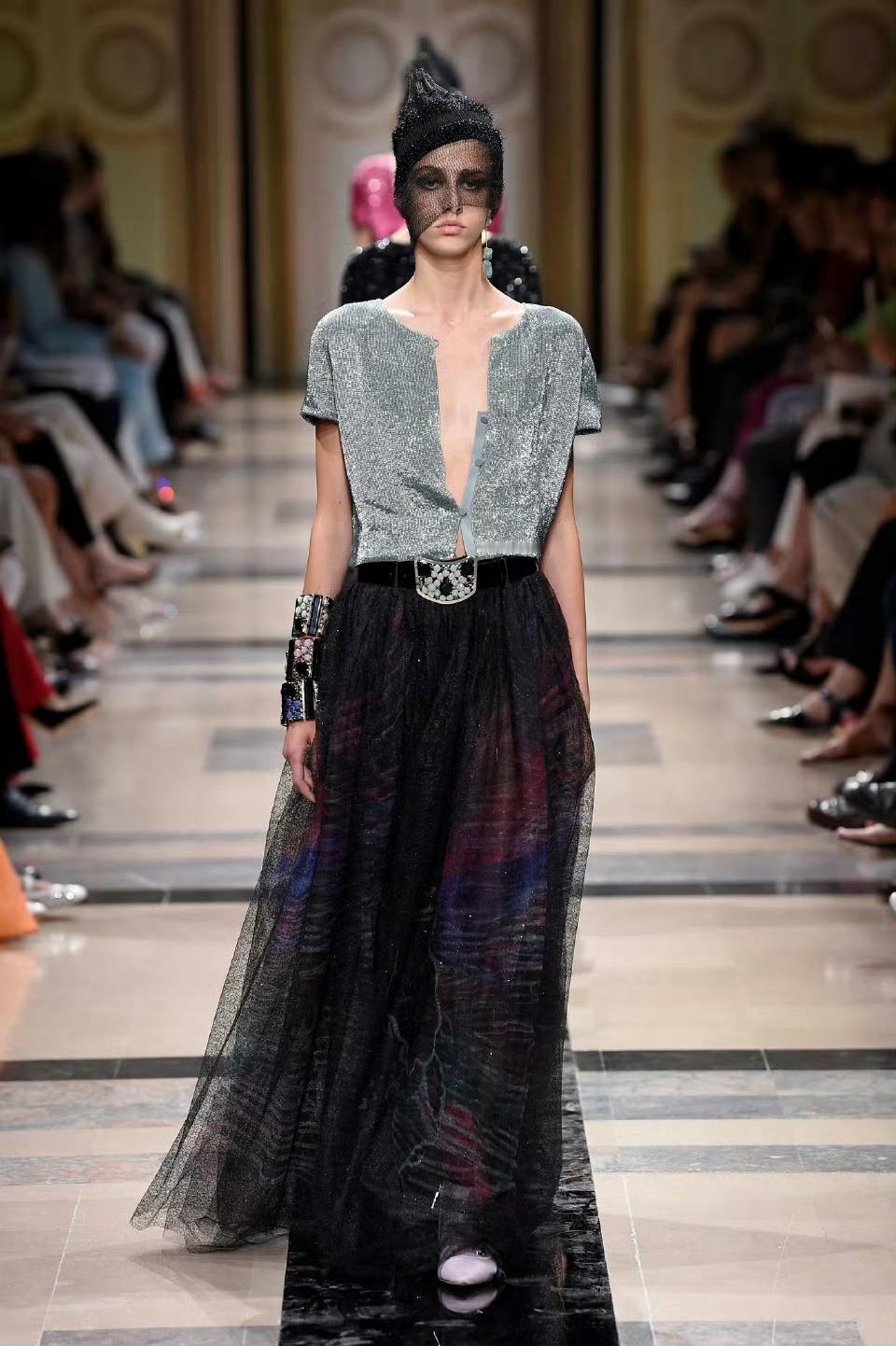 裙子好看 珠宝也好看 