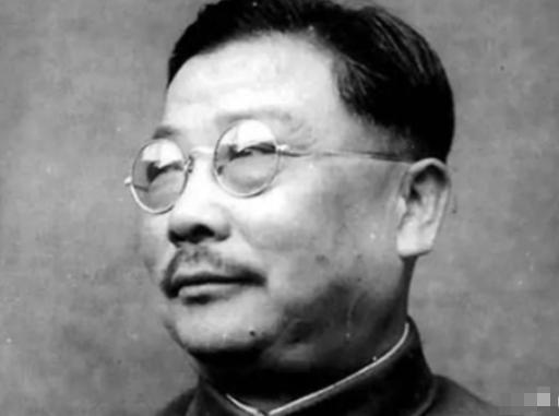 1937年，李克农出门散步，有一个戴草帽的老农朝他扔了一个纸团，直到他弯腰捡起纸