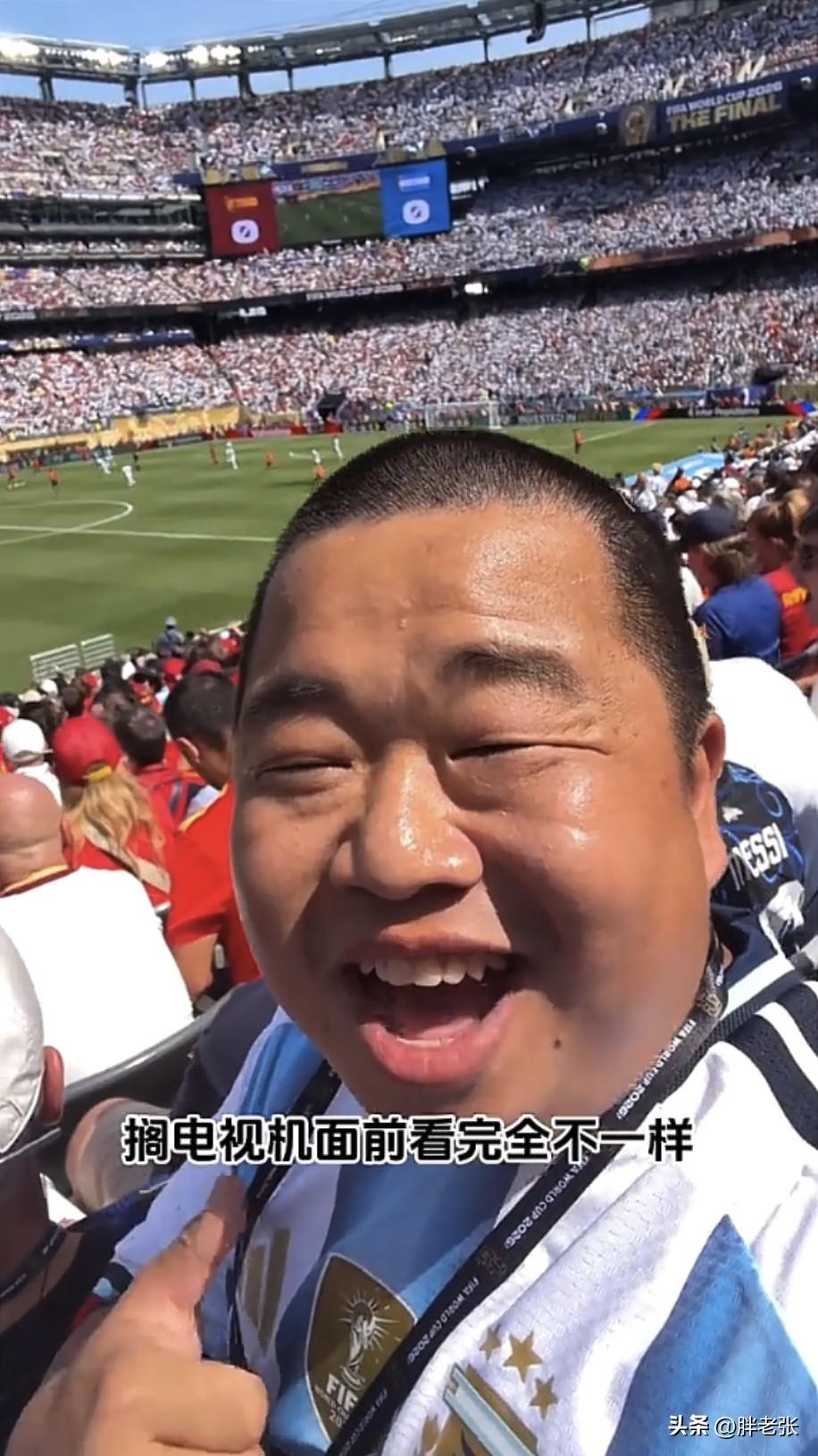 这哥们走到哪里都自带笑点啊，能把两只球队的球衣都穿在身上也是人才！

在阿根廷和