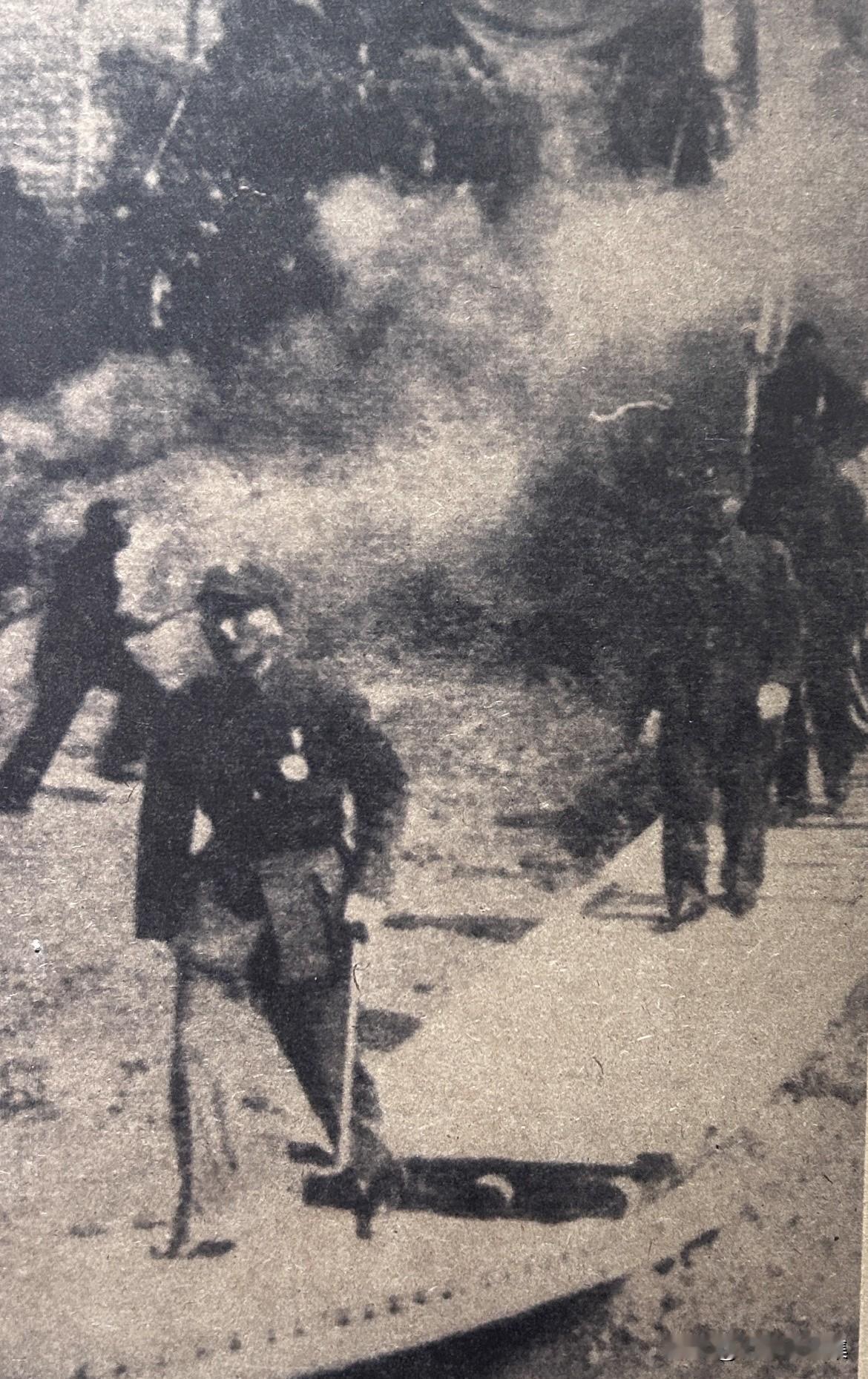 【老照片背后的故事160】
1940年5月16日，张自忠将军在湖北宜城南瓜店与日