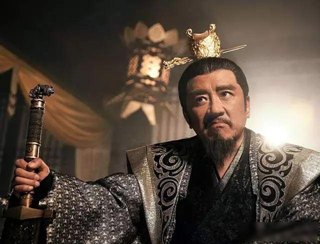 公元914年，一个被囚禁了七年的老头被押到代州李克用墓前。刽子手当众剖开他的胸膛