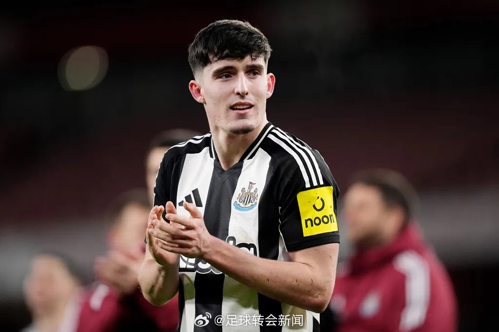 泰晤士报消息，阿森纳正关注纽卡斯尔右后卫利夫拉门托。阿森纳本赛季表现非常出色，并