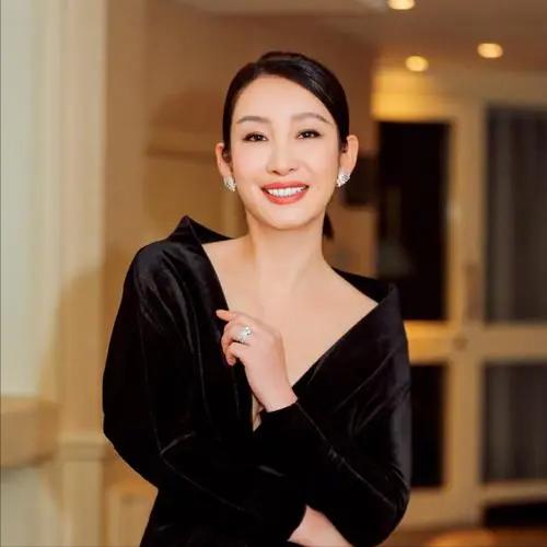 女演员，秦海璐说，第一次拍电影，一个特写镜头，拍了七八次，都没有过，我很心慌，出