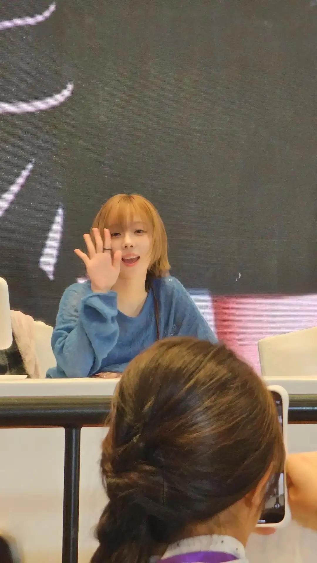 盯着aespa生图找茬的人，压根没看过她们演唱会。
 
你刷着粉丝在机场蹲到的图