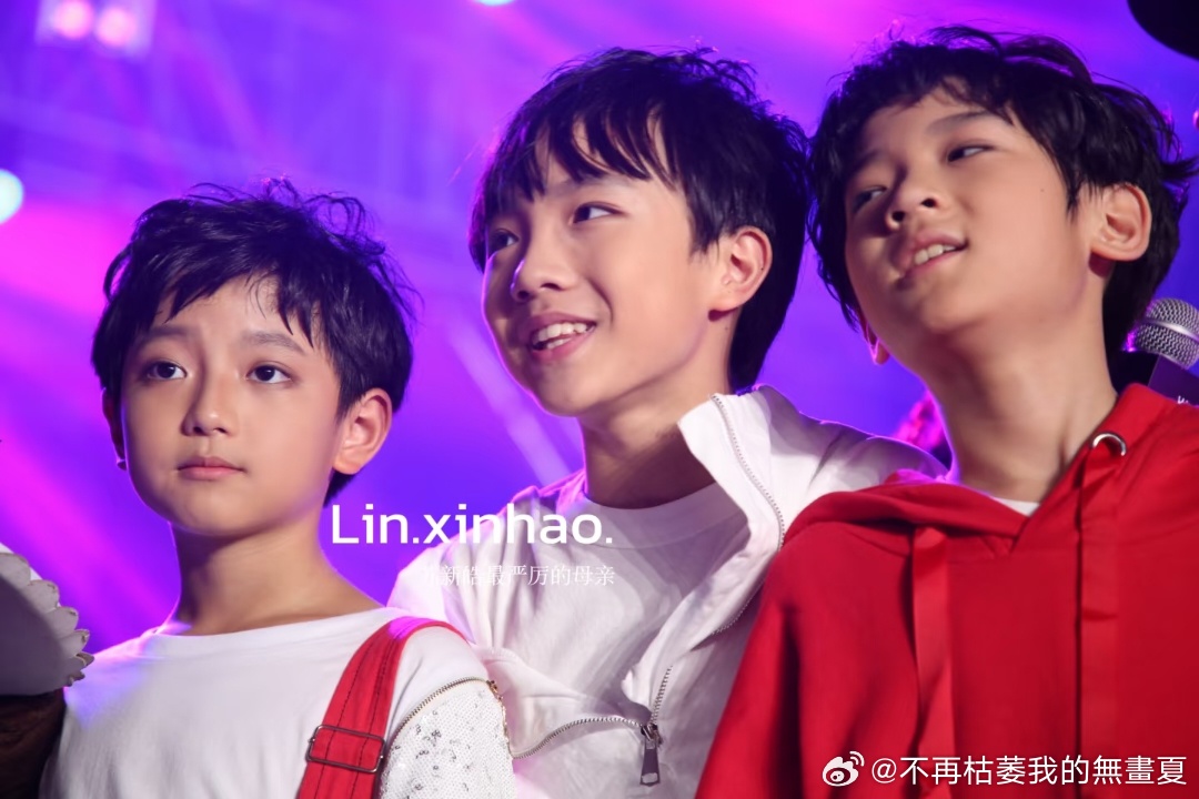 穆祉丞 和 苏新皓 小时候同框照有一个人从小就好看，你觉得是谁呢？ 