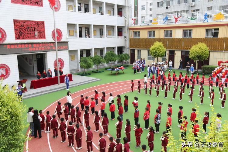榆林绥德四小举行一年级入队仪式暨幼小衔接活动
      5月25日，六一国际儿