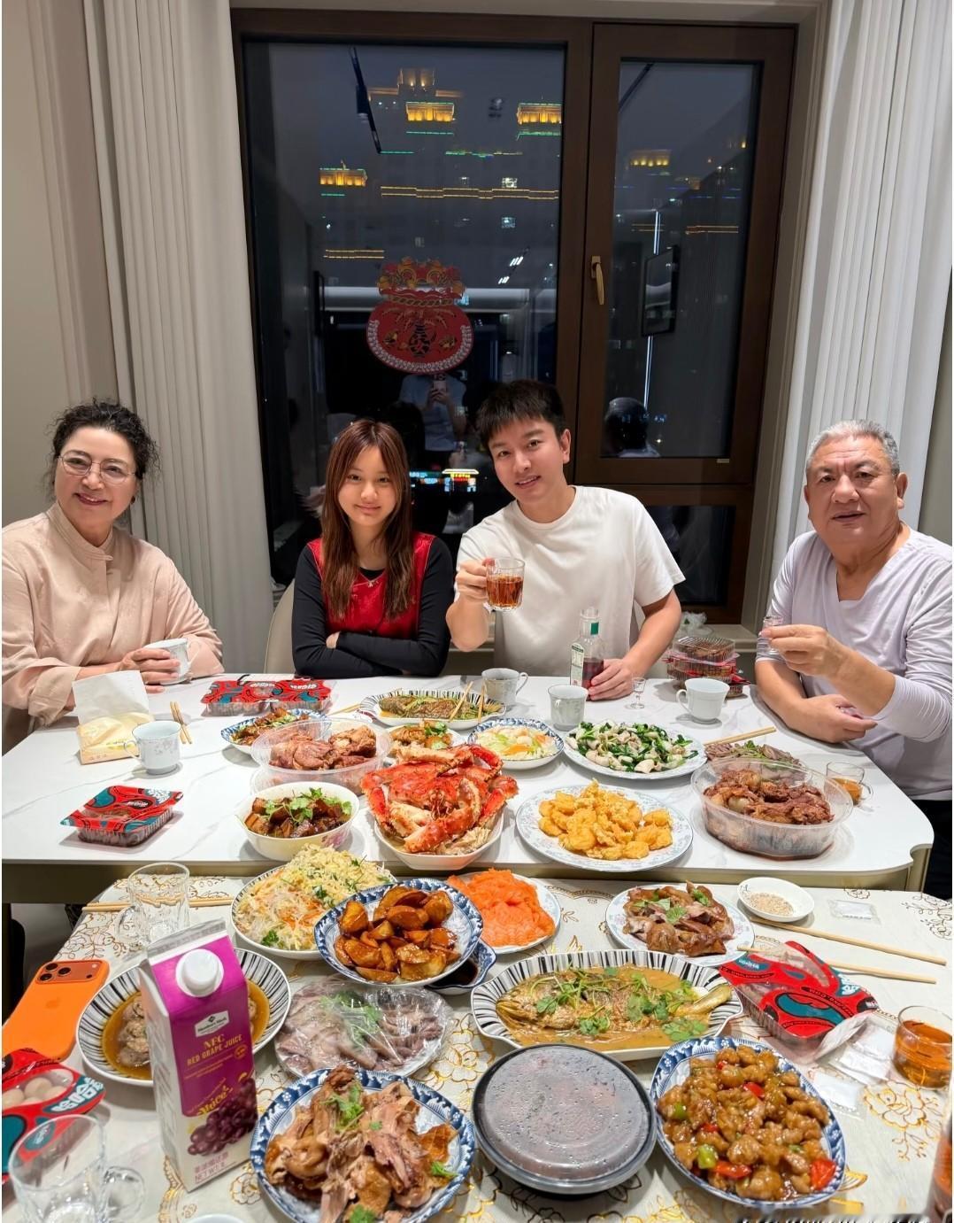 你还在朋友圈晒加班年夜饭？
贾乃亮今年直接在家陪父母、甜馨过除夕，一桌子东北硬菜