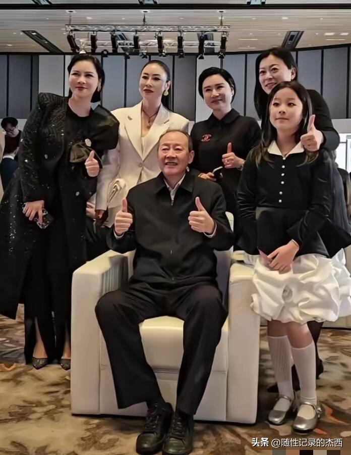 中间的这一位老演员，老戏骨真的是太幸福了，估计这就是男演员们羡慕他的地方，戏里戏