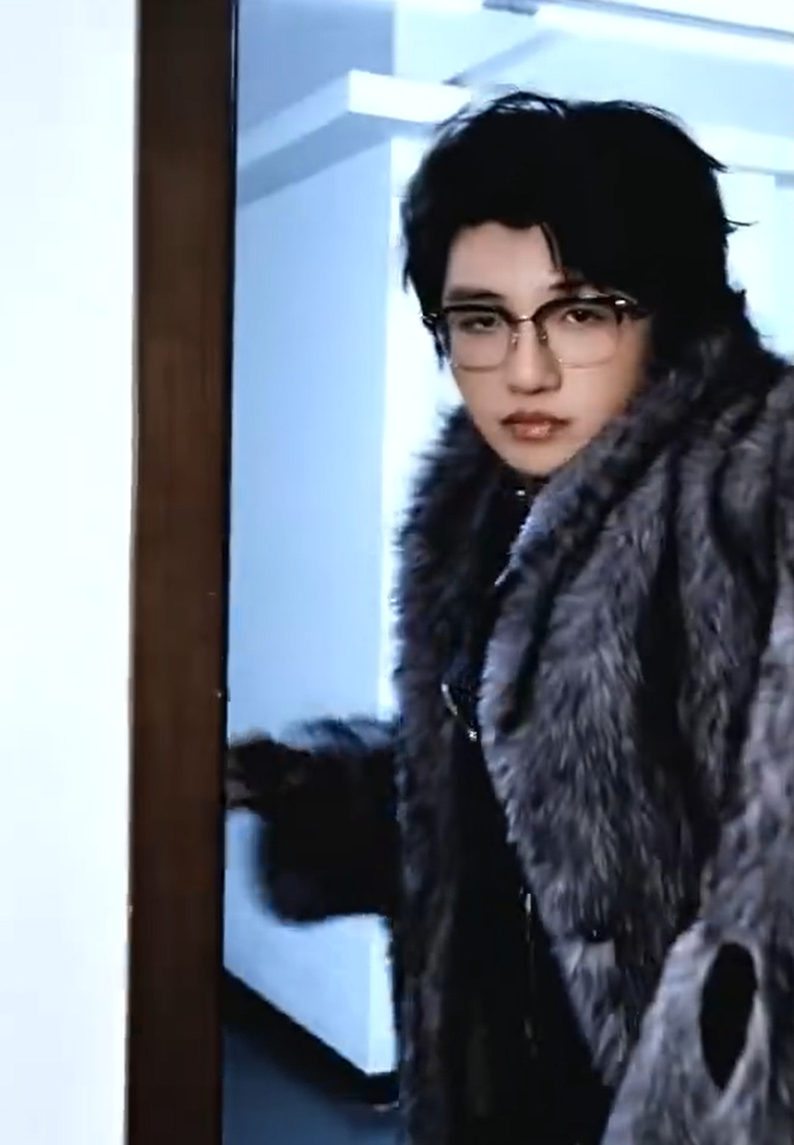 一想到待会出来的是刘同就想笑 哇哦！一想到待会出来的是刘同，我就忍不住嘴角上扬。