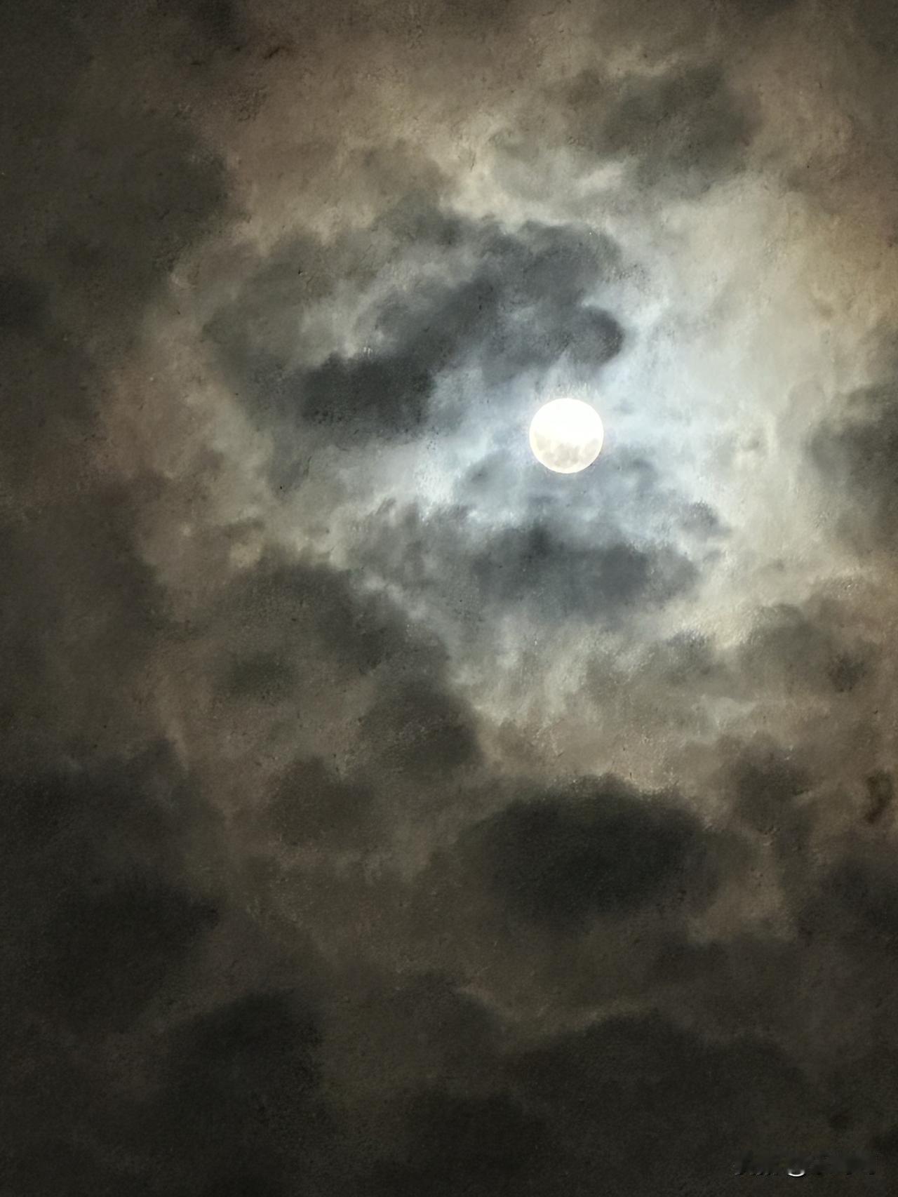 今晚的月亮
我抬头看见今晚的月亮
思念远方的你
云儿遮不了月光
天涯也只咫尺