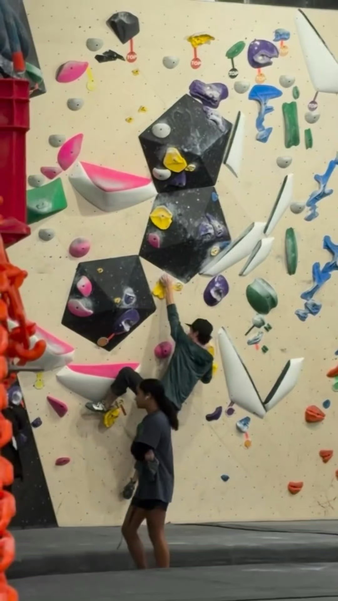 纽约偶遇王一博攀岩偶遇王一博纽约攀岩 王一博攀岩帅炸！运动装+鸭舌帽，这精力真的