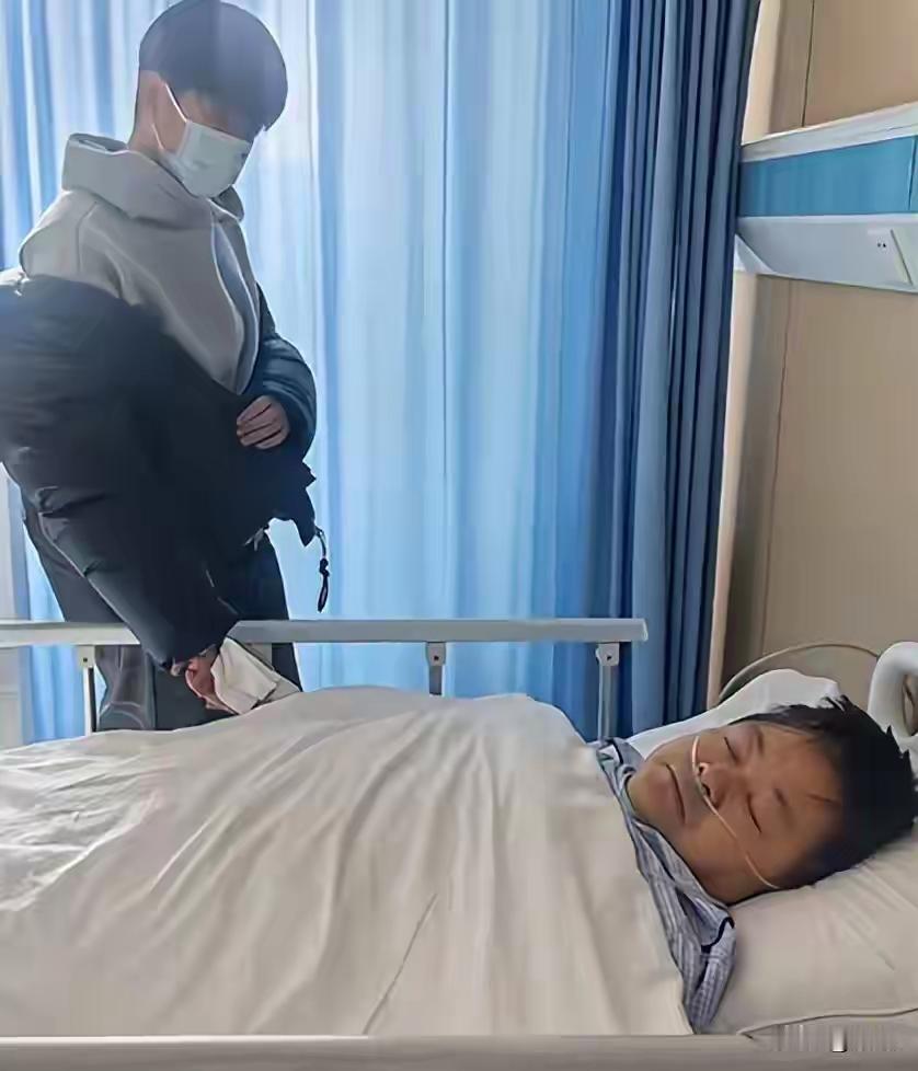【到底为了什么？】
这位知名演员，让人无法理解。
前脚踏进鬼门关，拉着儿子的手放