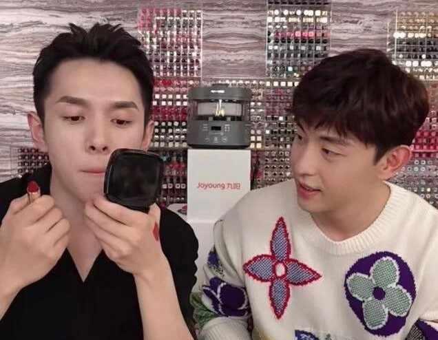 笑死了，李老头涂口红邓伦一脸震惊😂😂
谁懂我这史一样的笑点