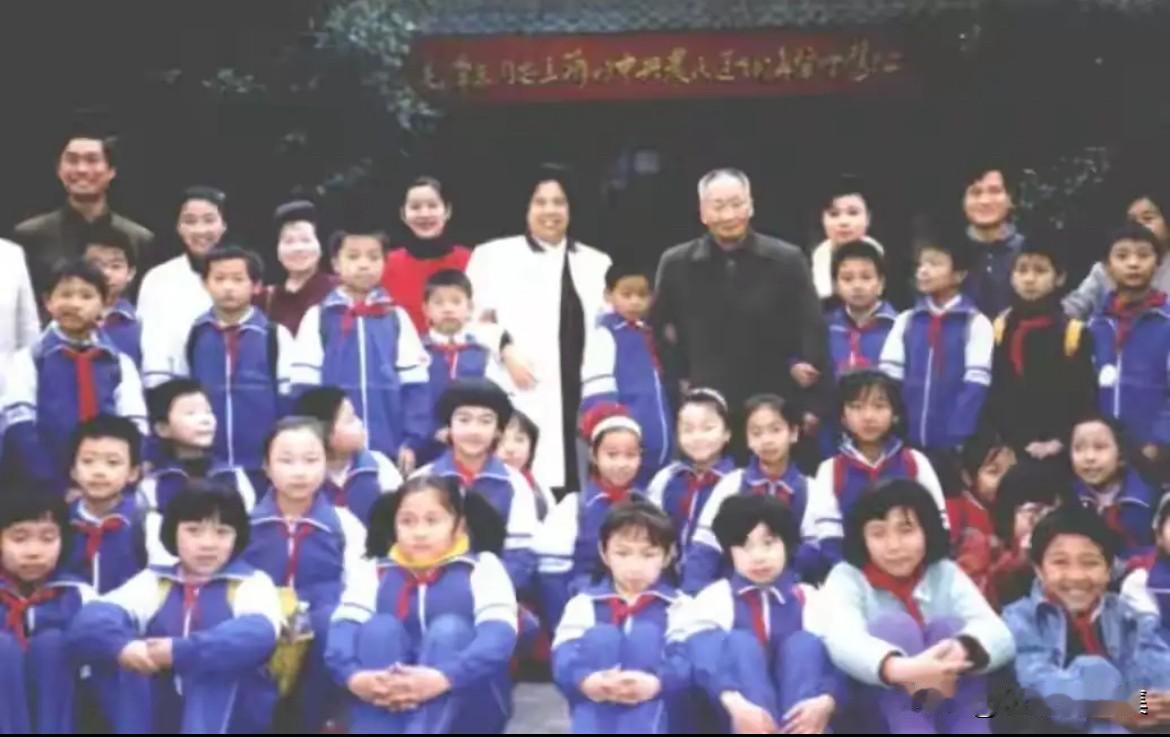 上世纪九十年代，毛岸青携妻子邵华来到父亲毛泽东曾经工作过的地方——武昌中央农民运