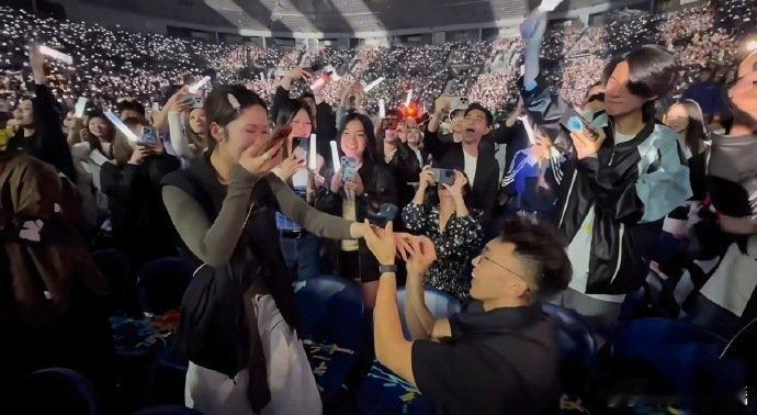 陶喆巡演两年上百人现场求婚 陶喆演唱会摇身一变成求婚圣地，简直绝绝子！每次唱相关
