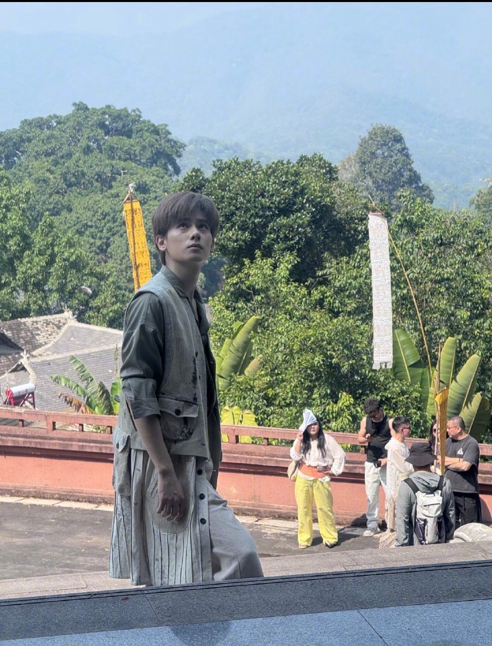 胡先煦又换新发色了 胡先煦现身普洱被网友偶遇，频频换发色的他这次化身小栗子，呆萌