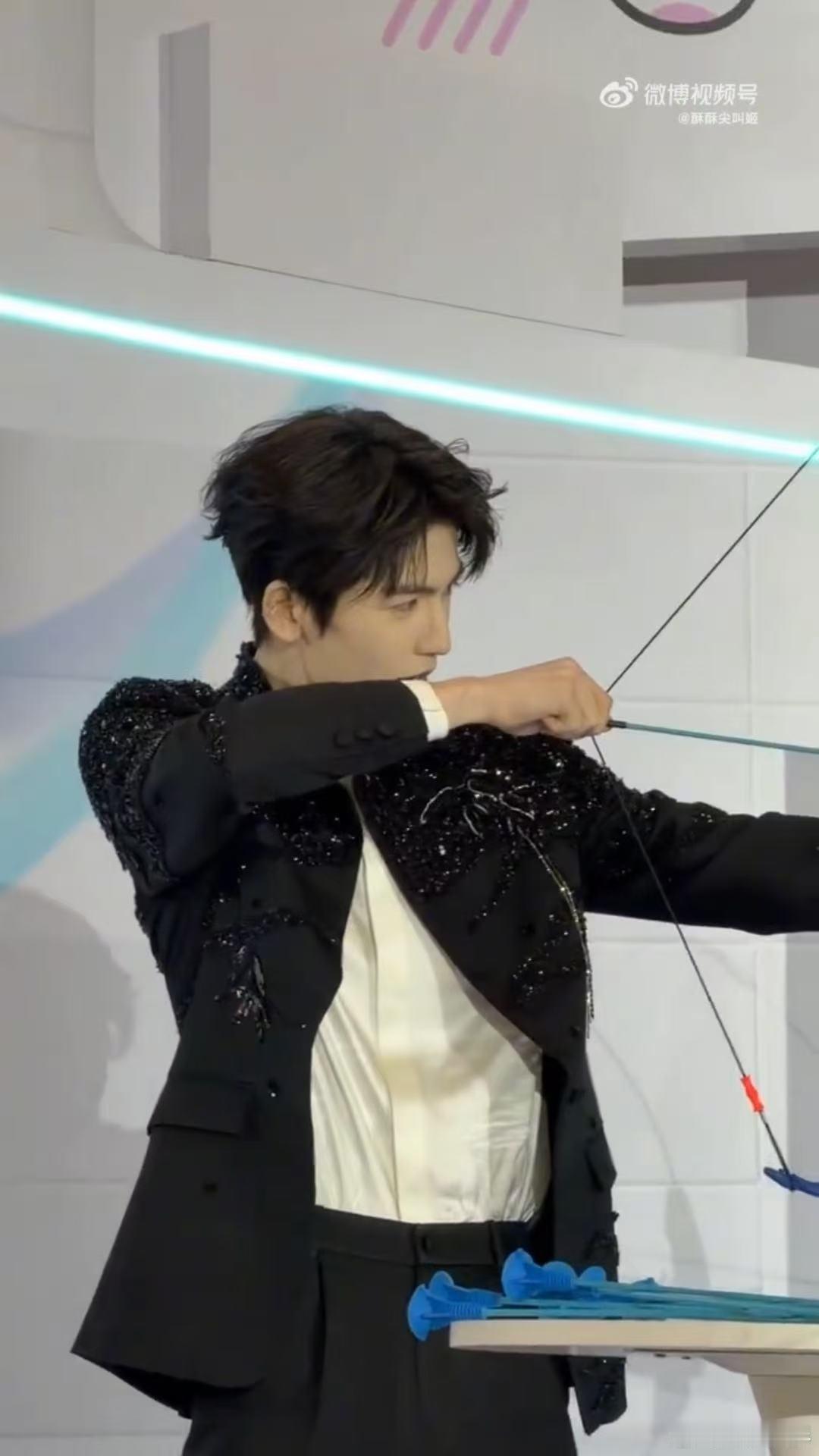 张凌赫射箭帅成这样 张凌赫不仅射箭动作利落好看，本人还白到发光身高优越，一双长腿