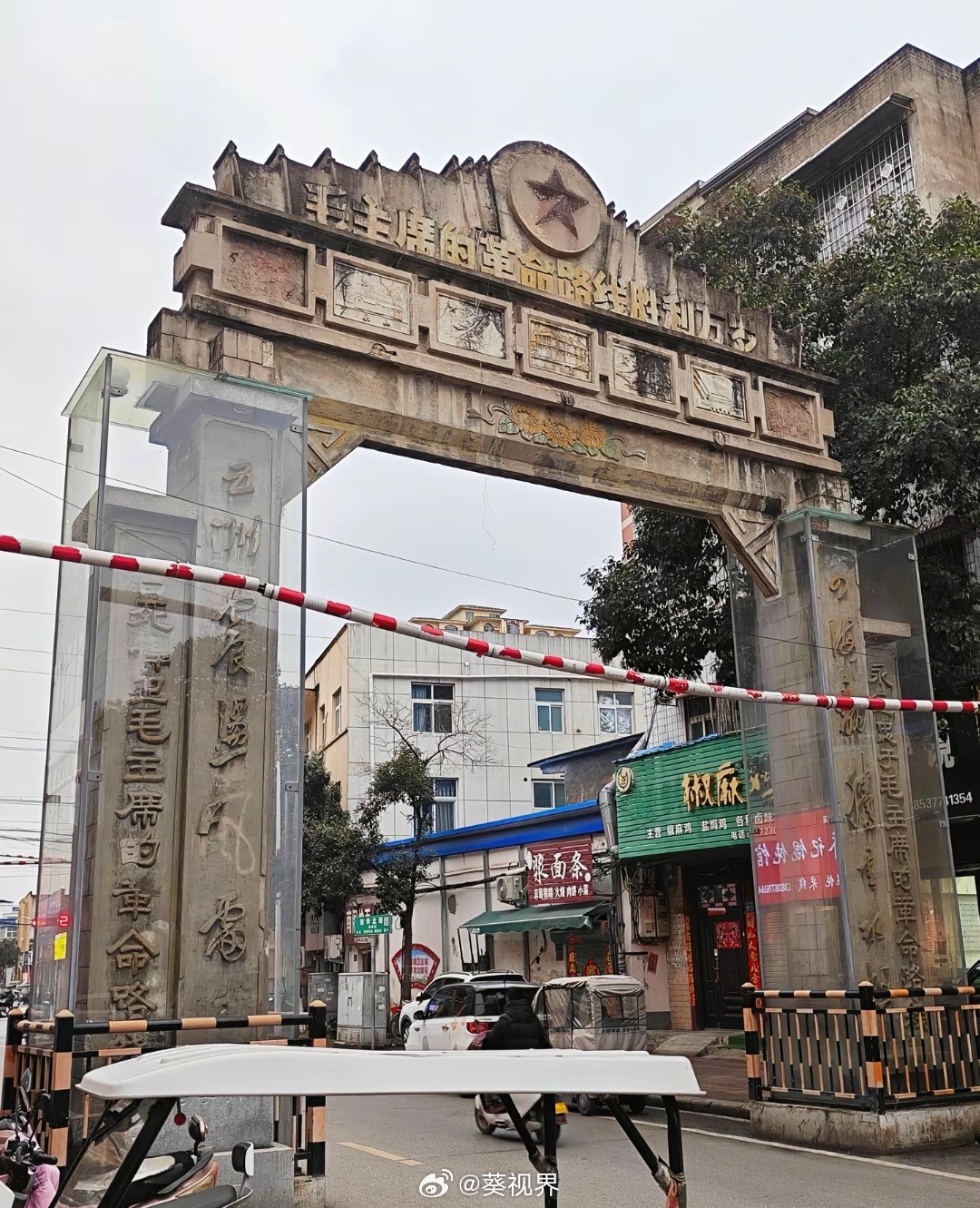 河南南阳市唐河县。文物保护工作还行，给加了玻璃罩。四海翻腾云水怒，五洲震荡风雷激