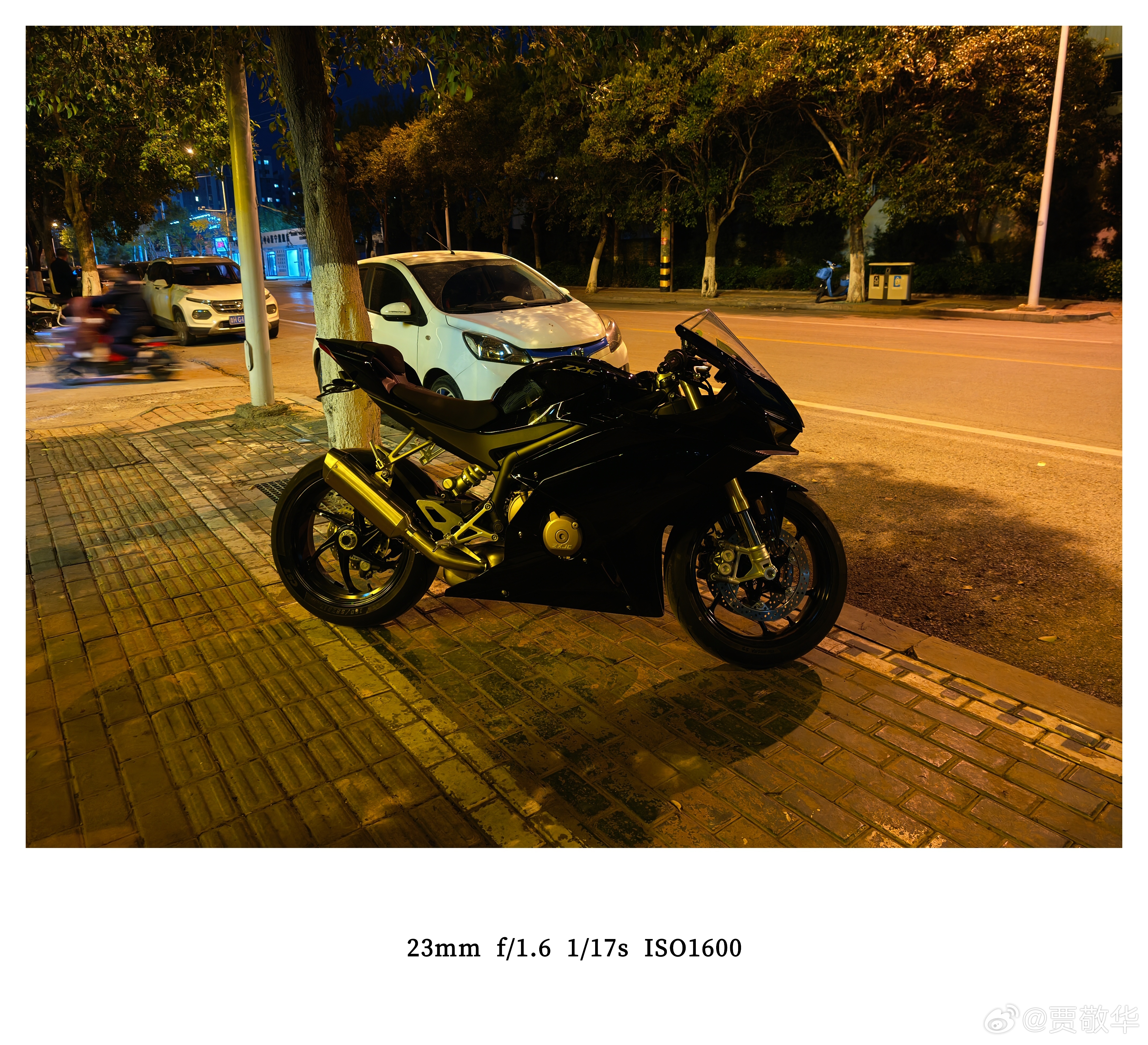 吃饭回来看到一辆贼帅的机车，可惜我没有本本呀。这样的摩托车，开起来是不是很拉风？