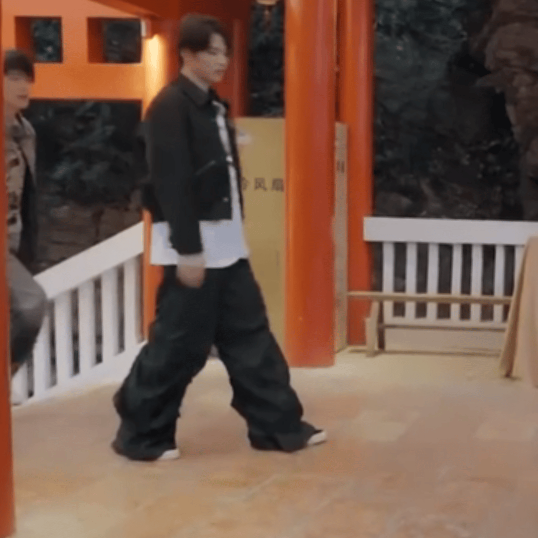 俩小呆呆拿裤脚在这里扫地呢 