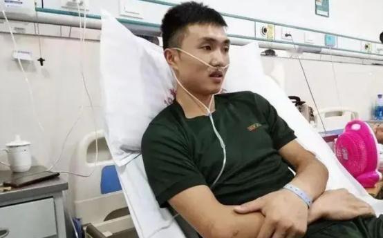 2019年，退伍军人尹文杰在抓小偷时，突然看到了小偷长相，他吃了一惊，赶紧松手，