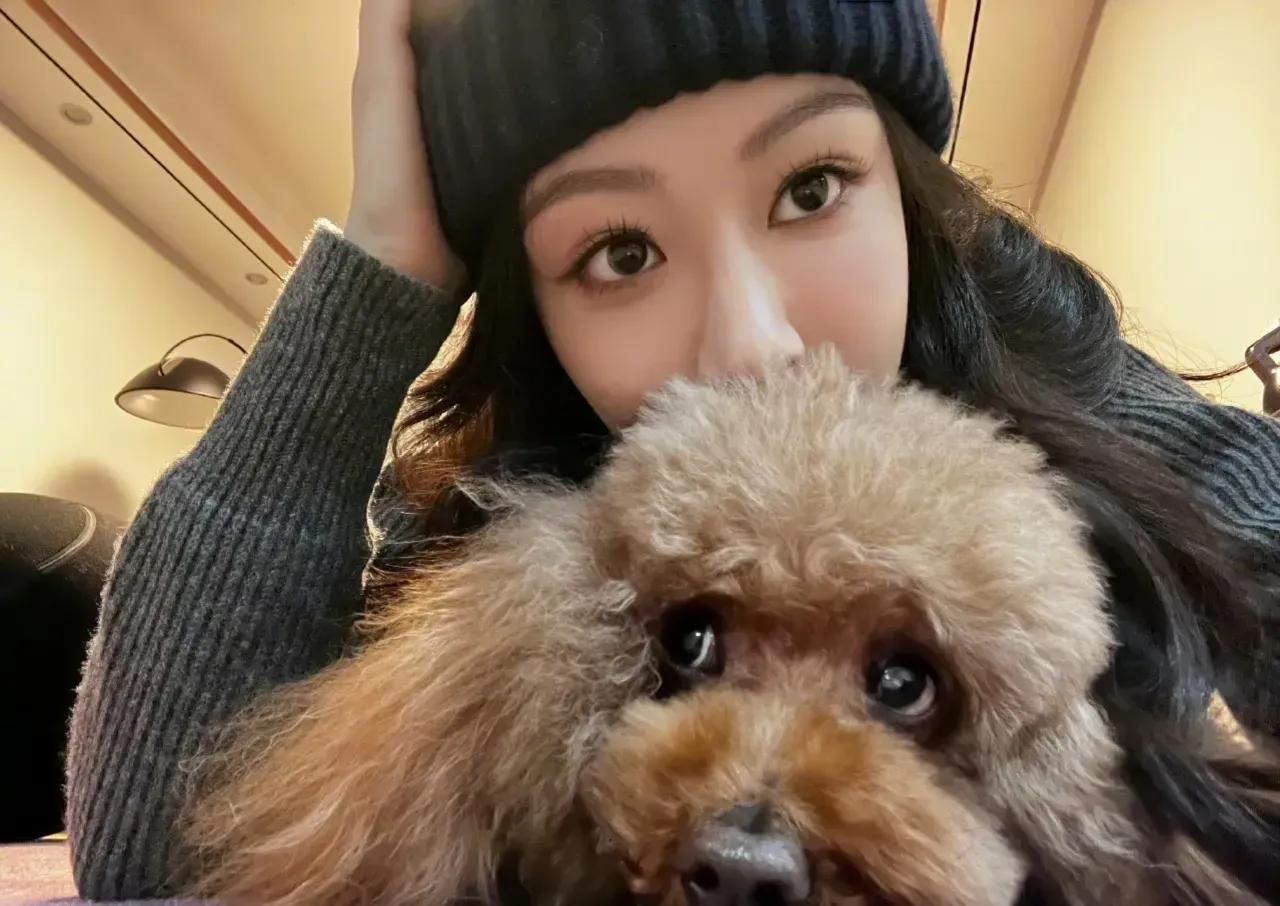 认得她是谁不？
这眼睛都快比狗的大了，眼尾快到耳朵了…
女大十八变，杨紫72变