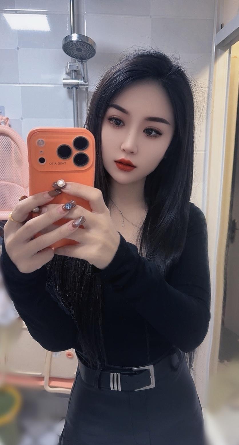 手机自拍，长卷发，红唇，黑色上衣，时尚穿搭，自信满满！
