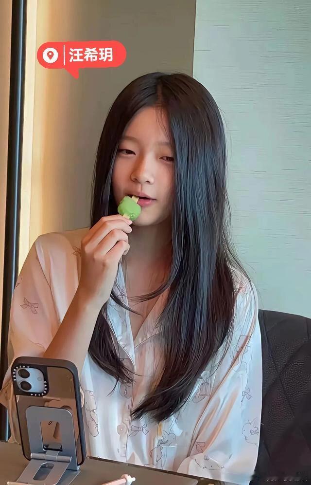 偶遇马筱梅带大S子女机场出行小玥儿跟大S真的很像 ​​​