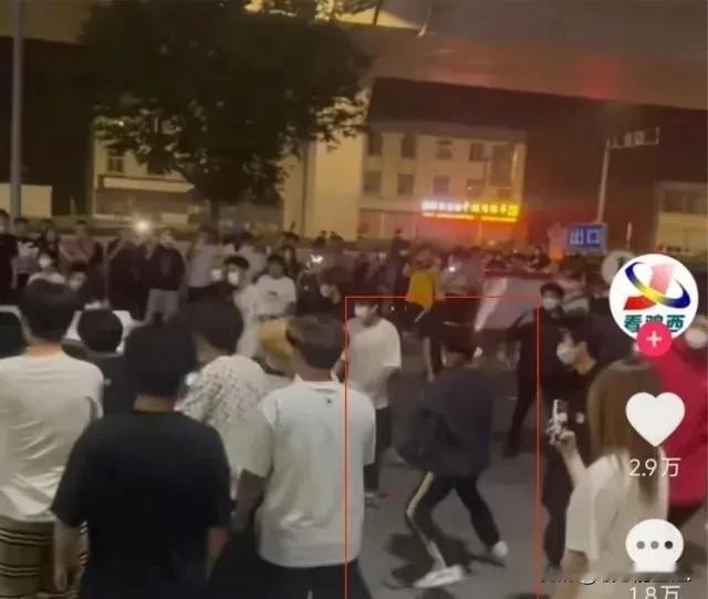 “装B一时爽，牢饭吃个饱！”6月22号凌晨两点，临沂罗庄区一个加油站附近，两个人