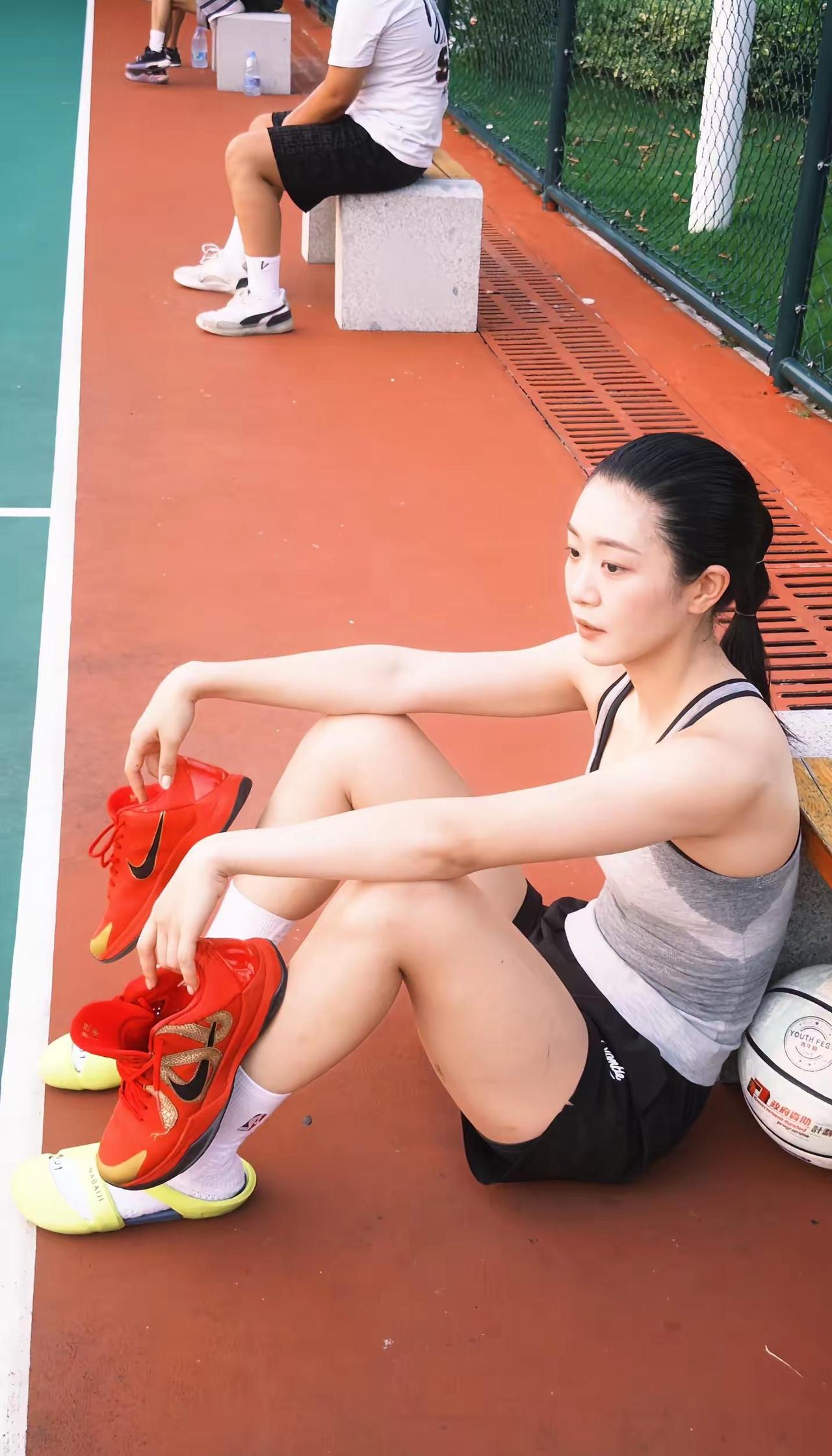 你的美好 独特 坚强 勇敢从来不需要任何人来衬托篮球打篮球的女生 pg1 科比5