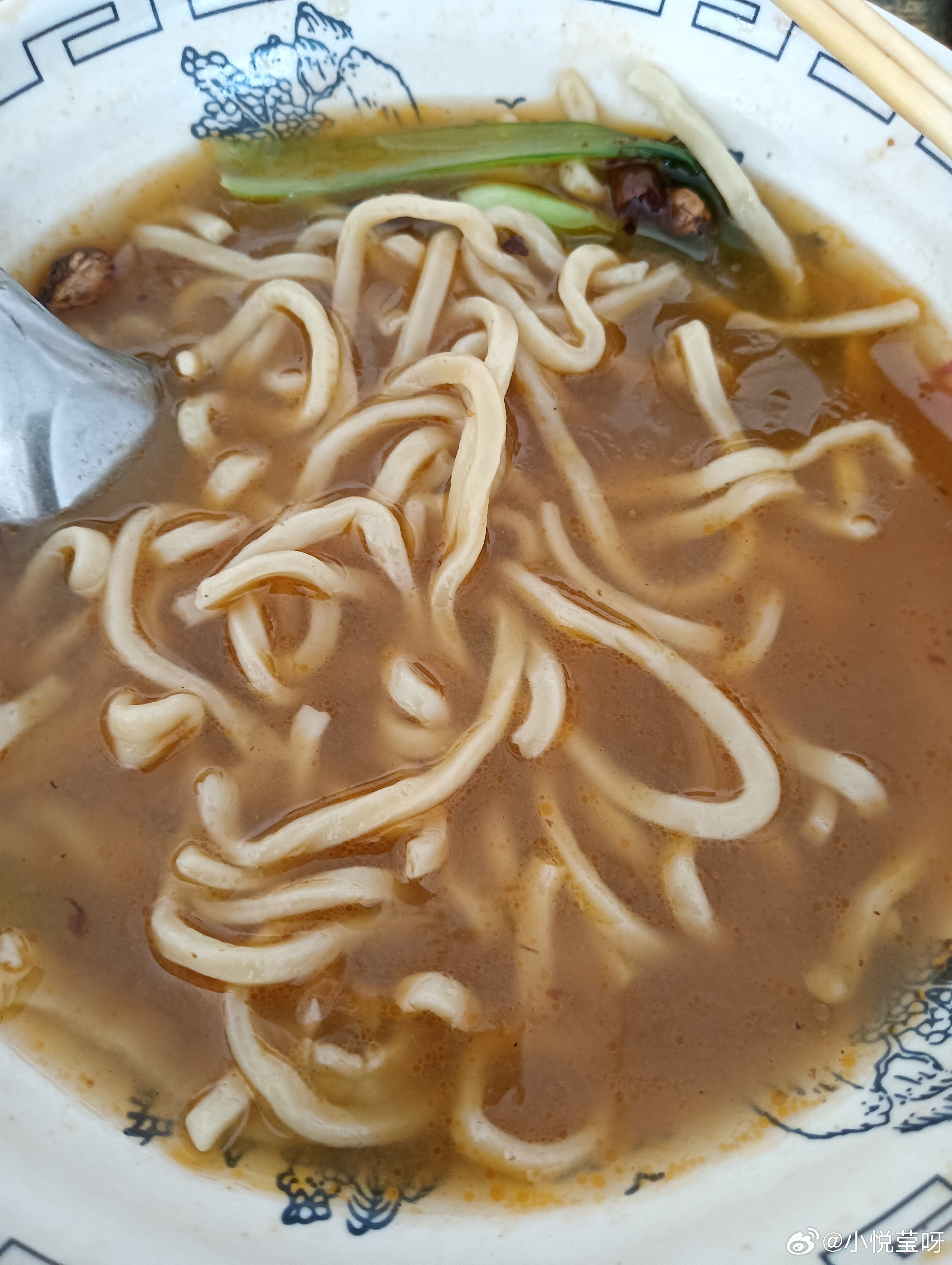 这个牛肉板面，8米一碗，里面一个卤蛋，肉是一丝丝都没有啊，面挺多一大碗，口味一般
