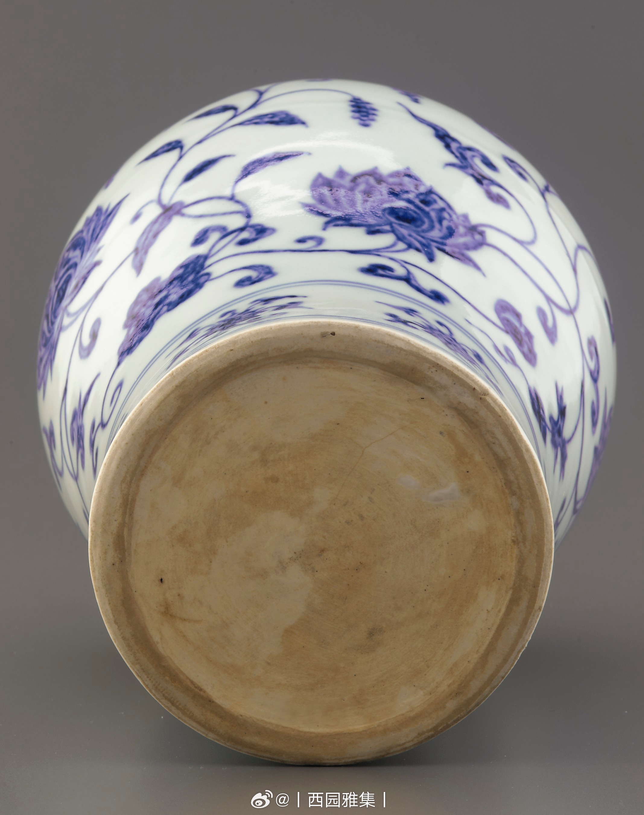 明永乐 青花莲纹梅瓶尺寸：H x W: 24.8 x 15.2 cm来源：美国弗