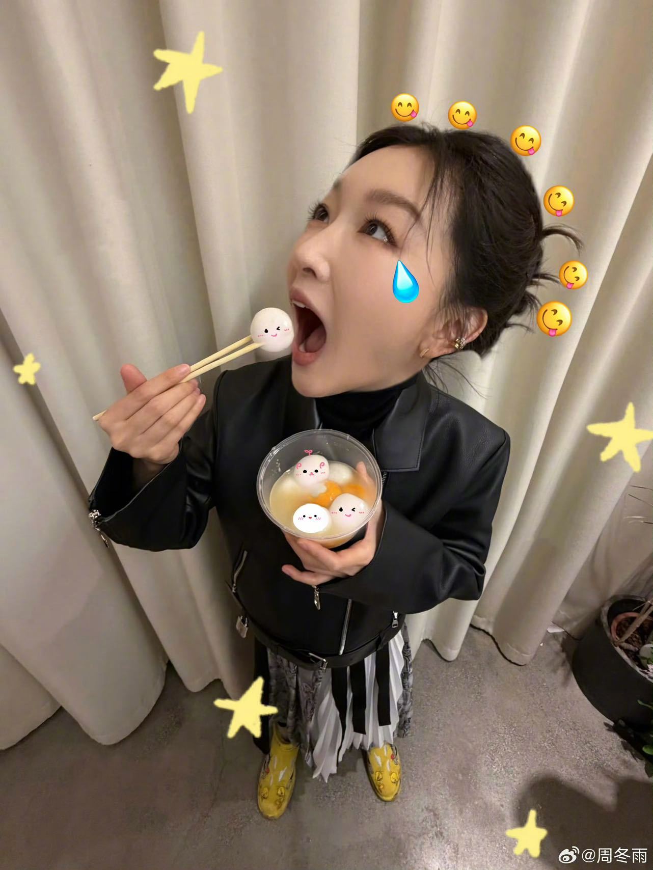 周冬雨元宵节涂鸦四宫格周冬雨祝大家元宵节快乐 周冬雨元宵节营业更新！四宫格emo