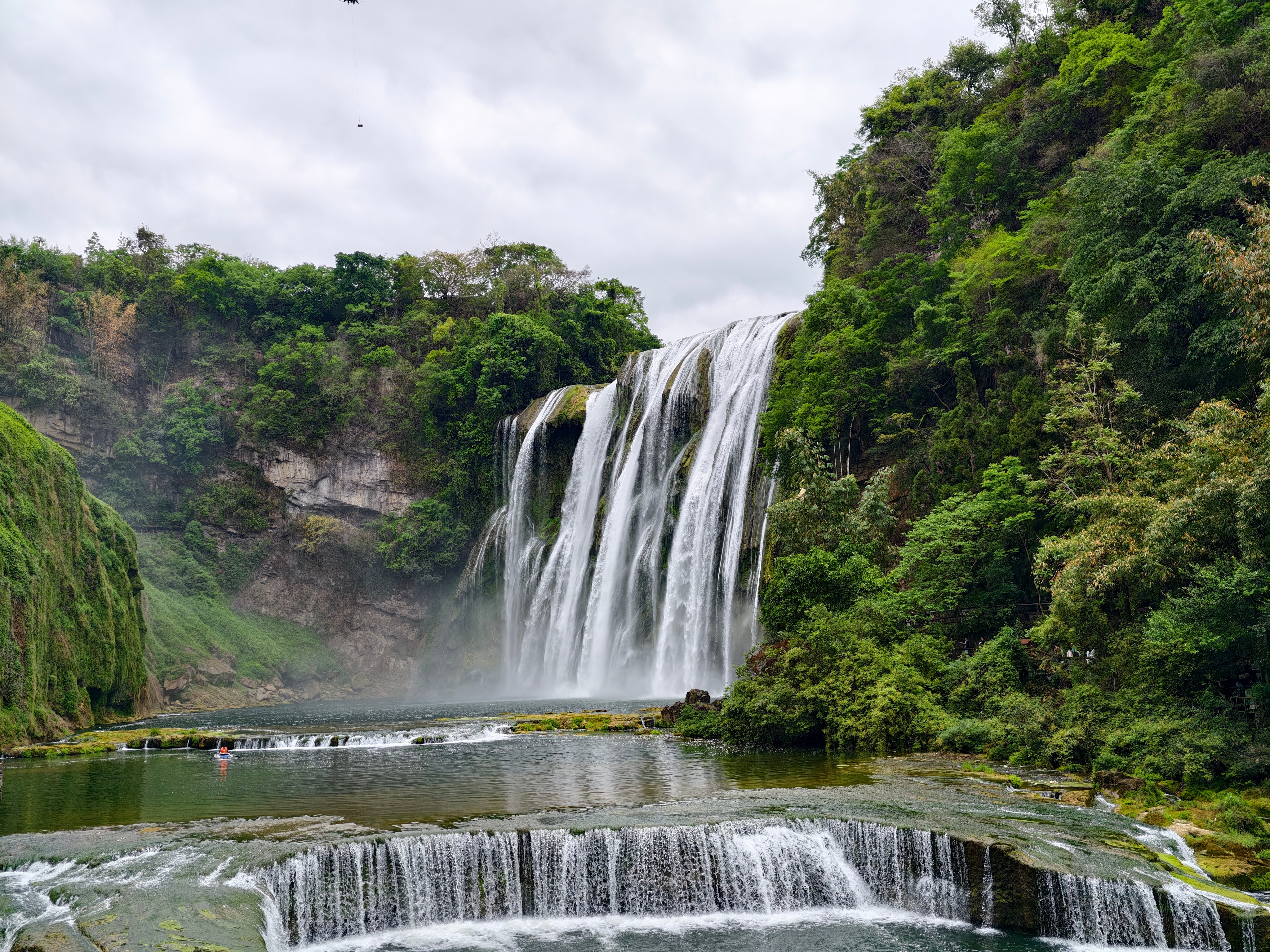 黄果树瀑布，不是洪水期，清秀得很 