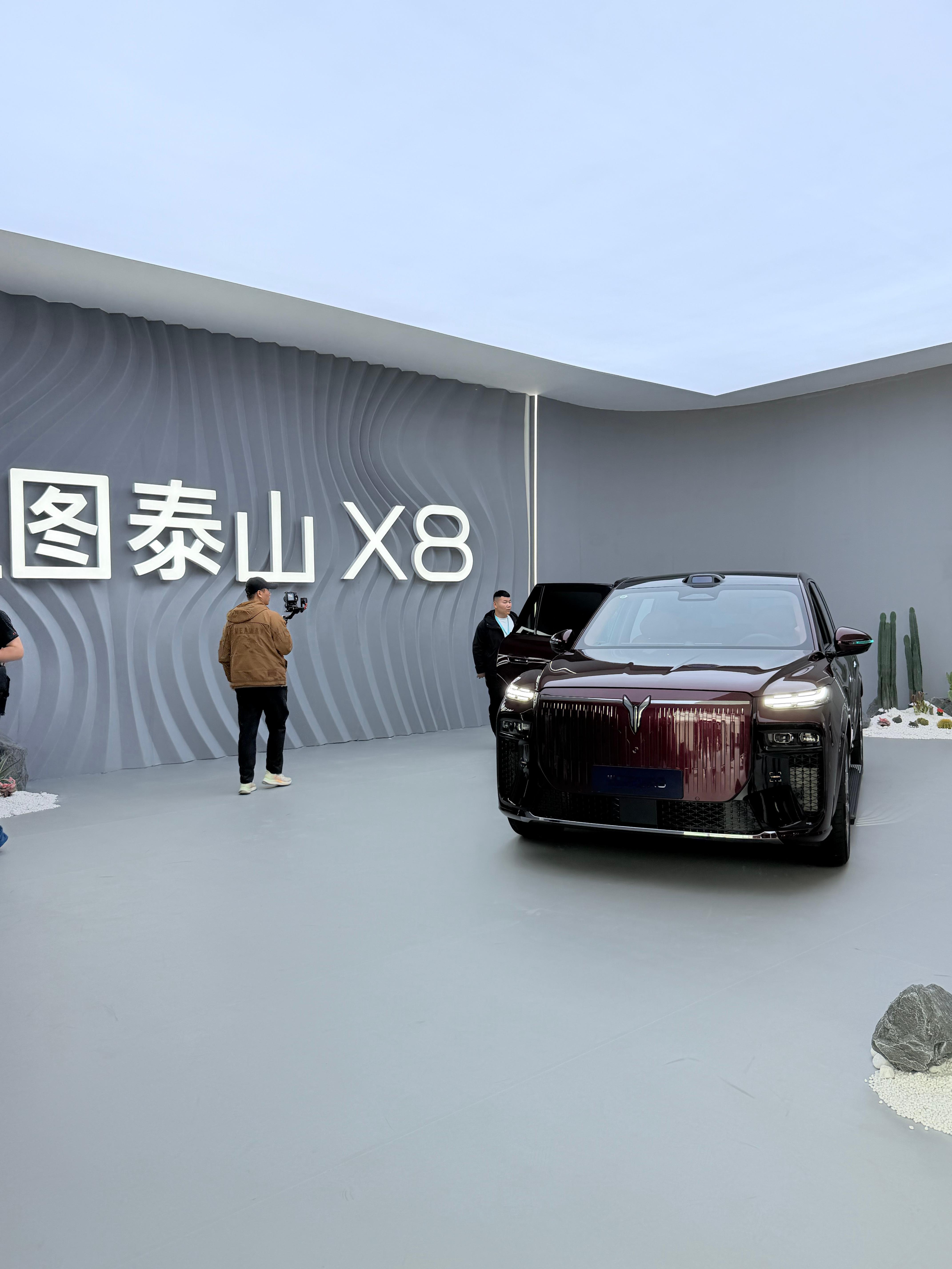 岚图泰山X8五座新王岚图X8这个车前几天错过发布了刚刚来到现场体验了一下比我的岚