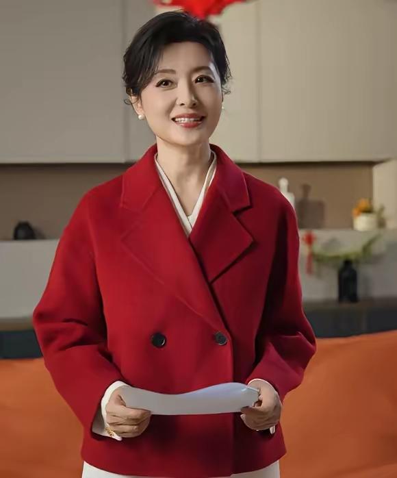 她曾经是中央电视台最漂亮的女主播，如今已退出央视多年，你们还记得她是谁吗？能一眼