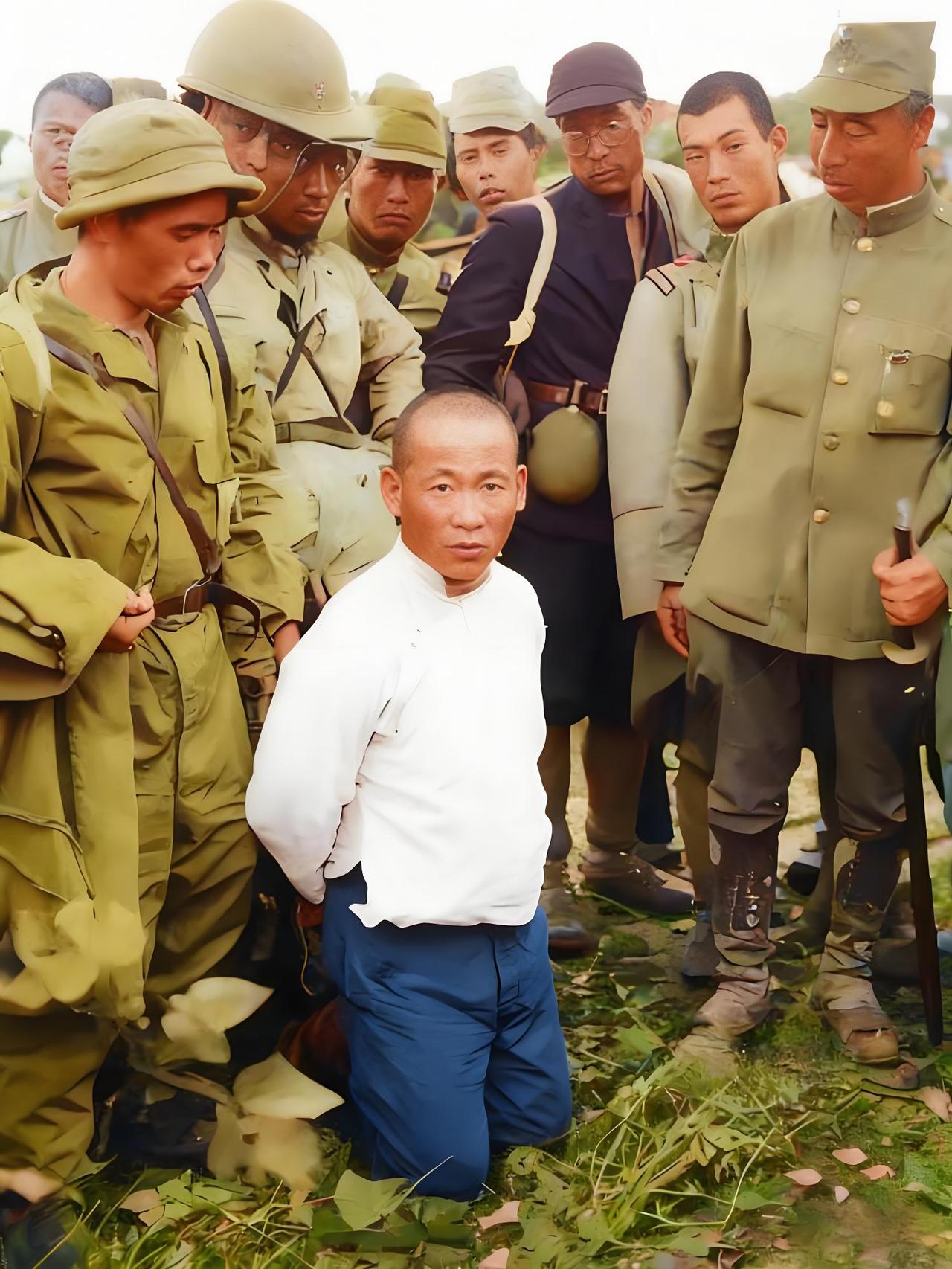 1938年的湖北黄石敌占区，一张照片定格下残酷的瞬间：一名游击队员被日军俘虏，双