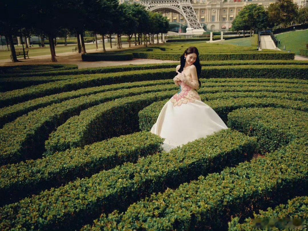 邢菲今天的礼服小tips邢菲穿了一朵荷花在身上尖叫之夜出图 这身荷花礼服把邢菲的